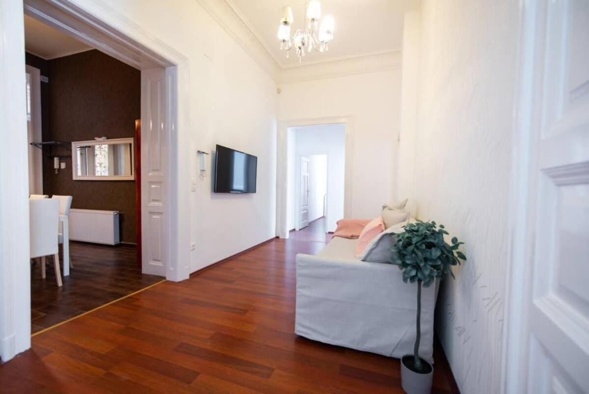 Very Central Convenient Large Ac Place Budapest Luaran gambar