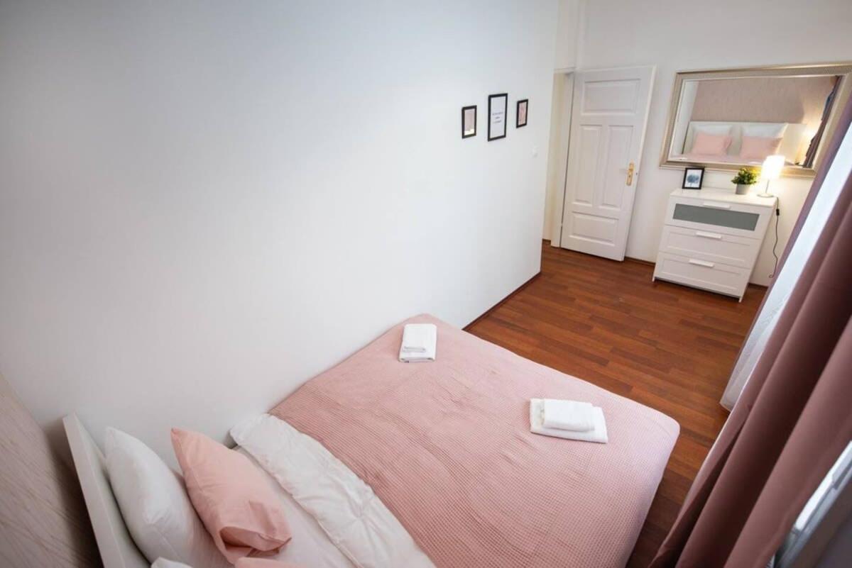 Very Central Convenient Large Ac Place Budapest Luaran gambar