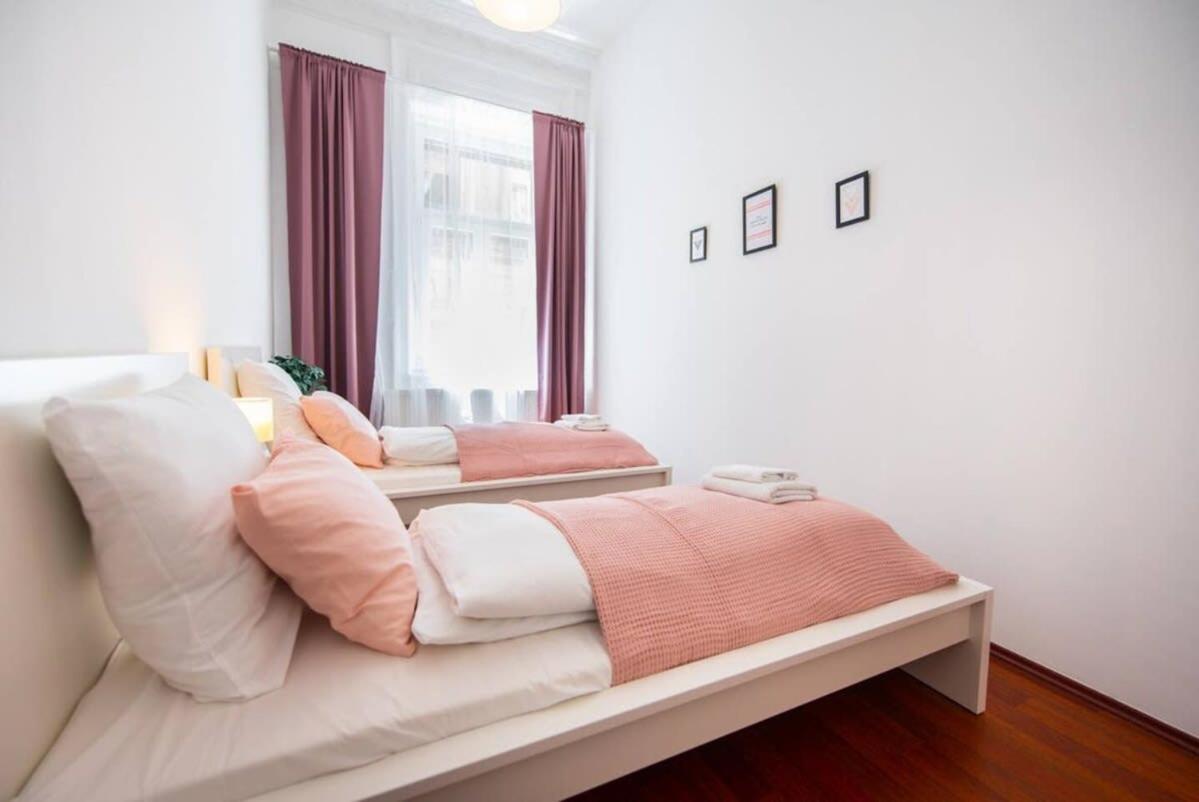 Very Central Convenient Large Ac Place Budapest Luaran gambar