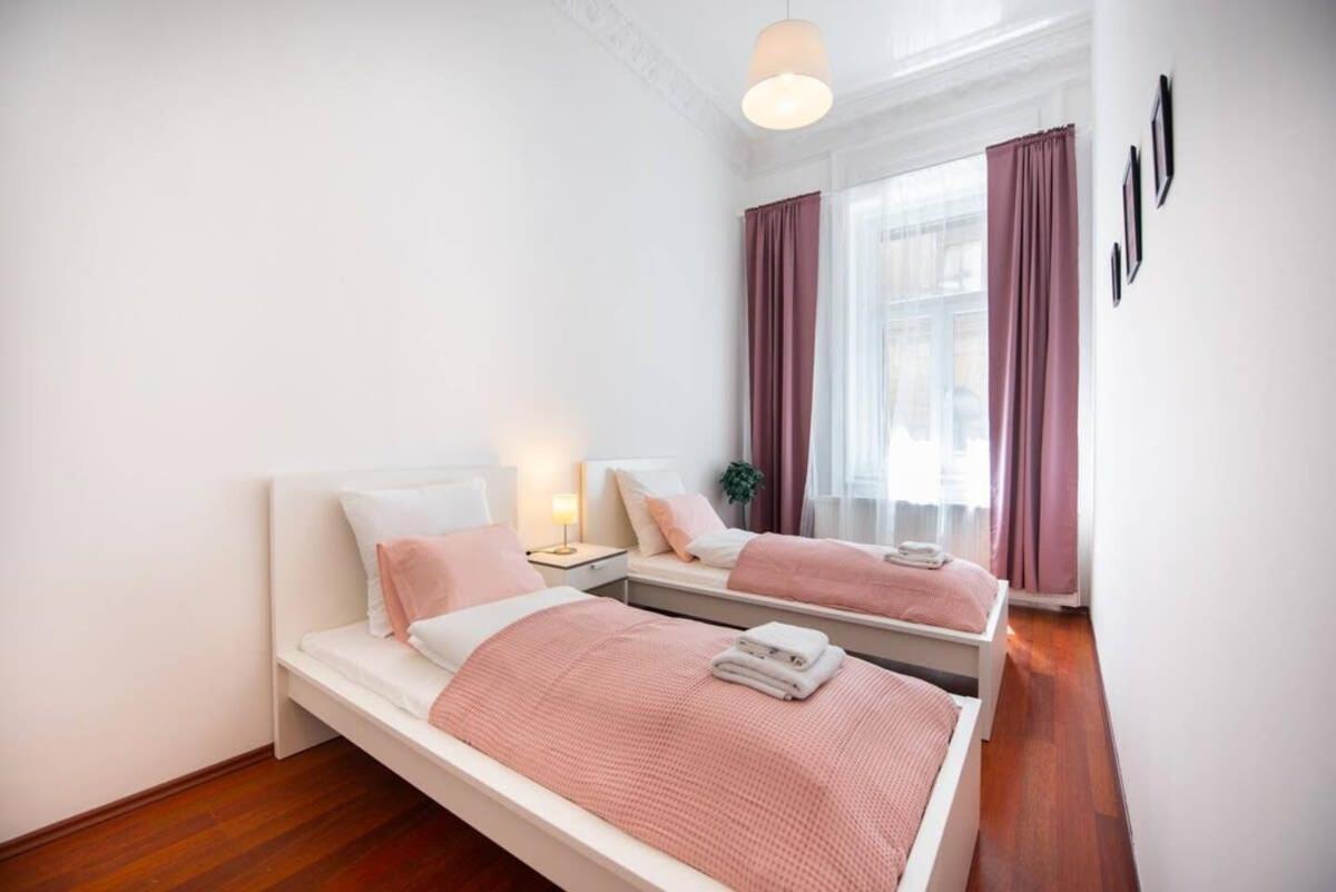 Very Central Convenient Large Ac Place Budapest Luaran gambar