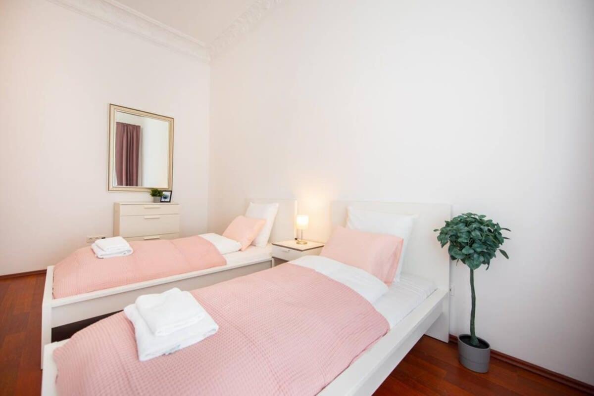 Very Central Convenient Large Ac Place Budapest Luaran gambar