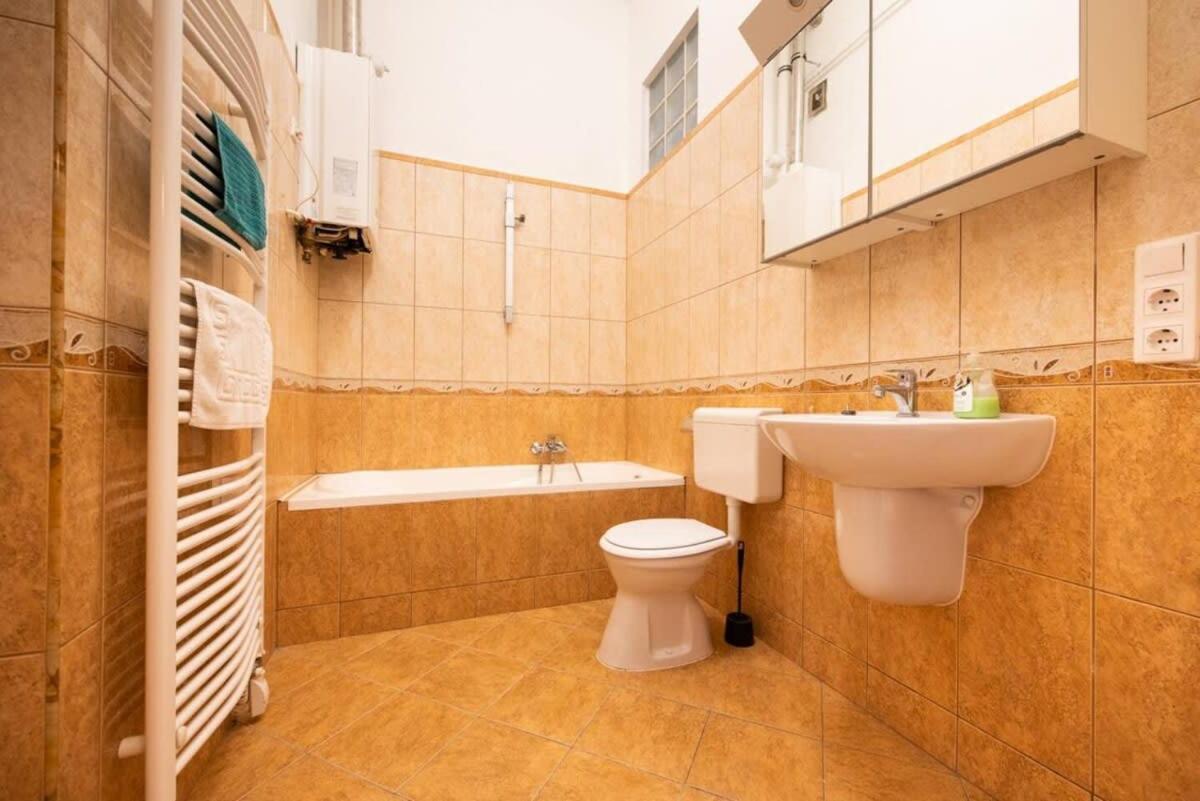 Very Central Convenient Large Ac Place Budapest Luaran gambar